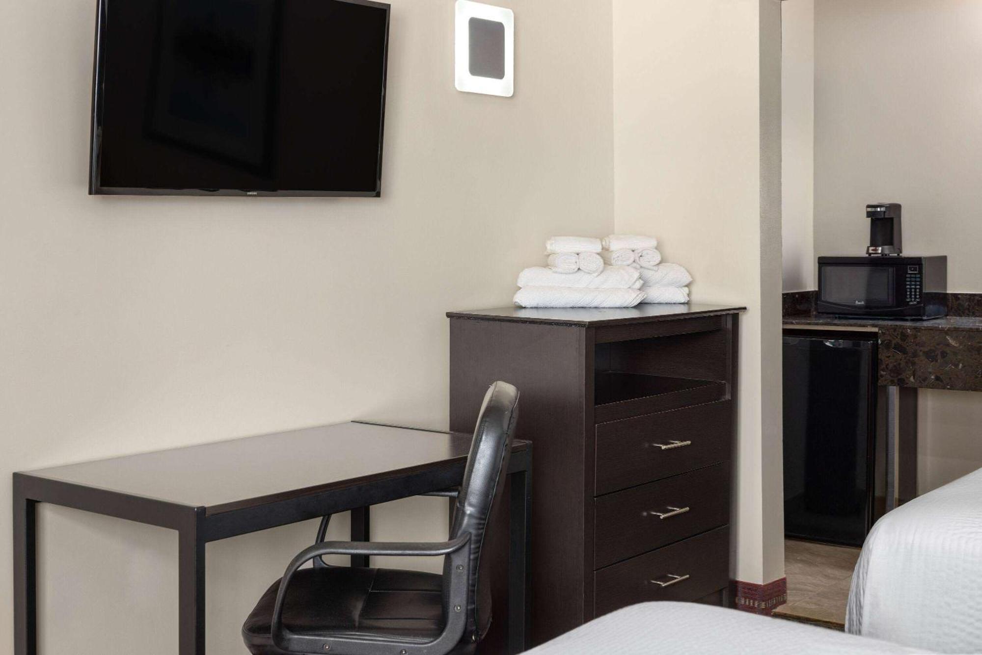 Travelodge By Wyndham Manhasset Exterior foto